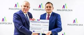 Zdjęcie przedstawia od lewej Wicemarszałka Województwa Małopolskiego Ryszarda Pagacza wręczającego symboliczną promesę Wójtowi Gminy Wietrzychowice Robertowi Śpiewakowi.