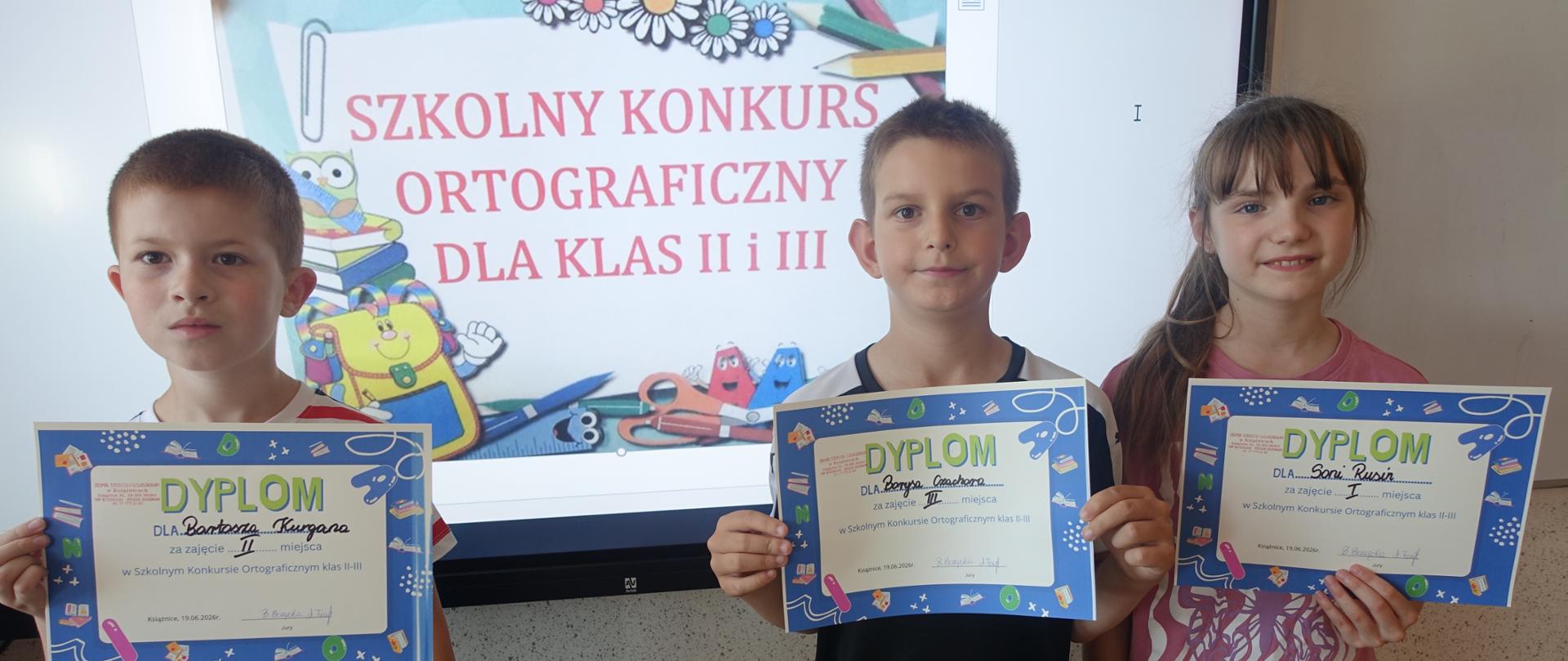 Laureaci konkursu stoją z dyplomami