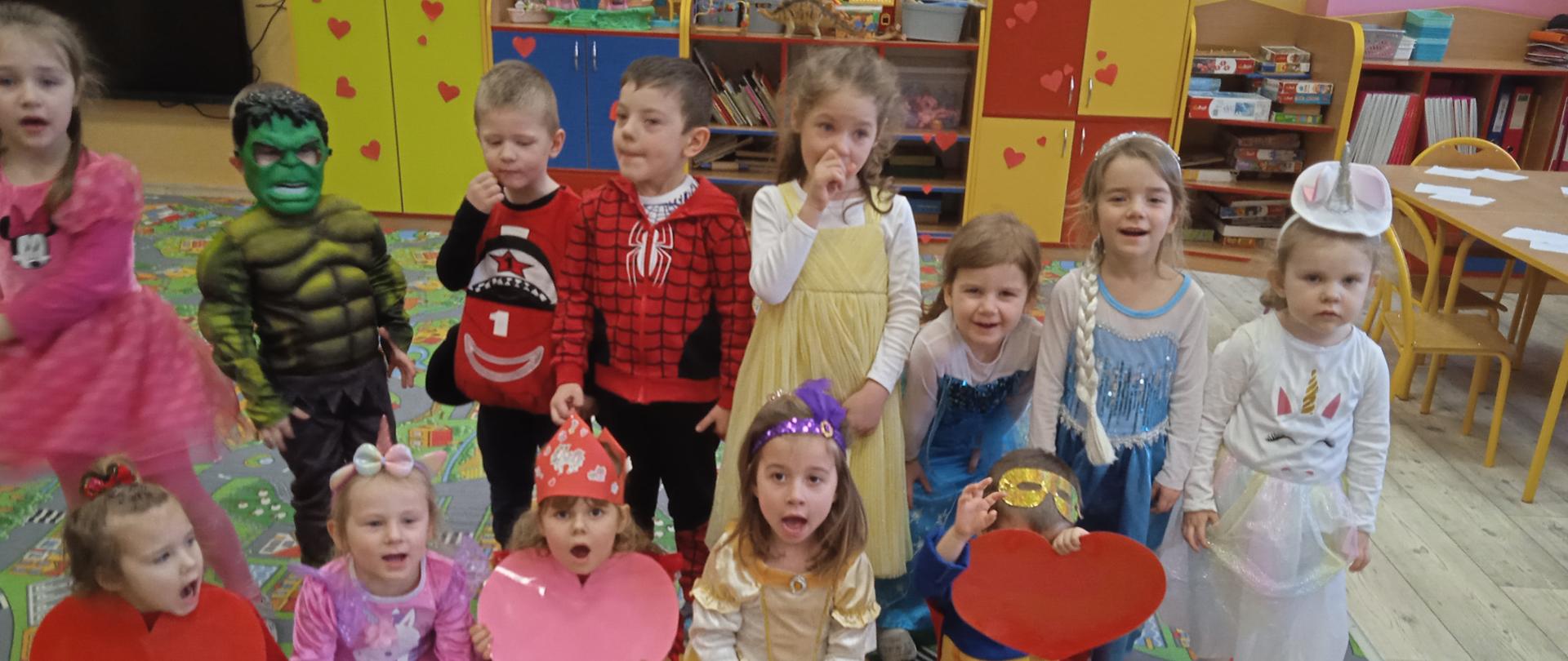 zdjęcie grupowe, dzieci w przebraniach