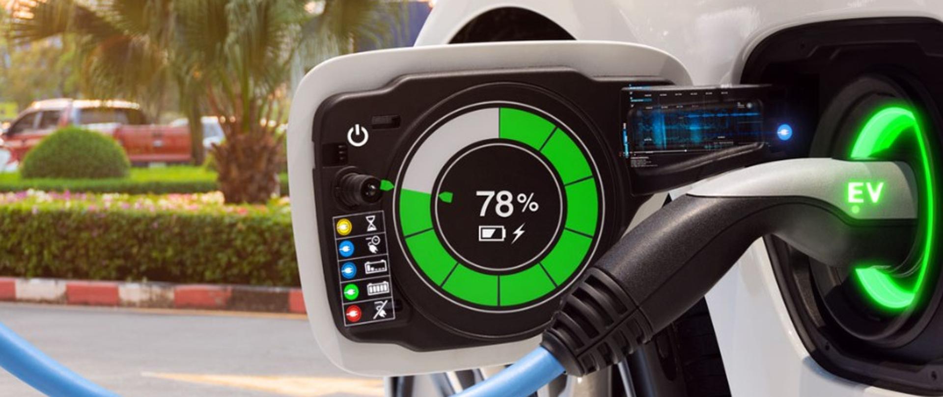 Grafika przedstawia proces ładowania auta elektrycznego.