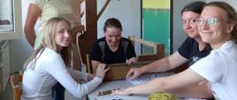Podczas warsztatów tkackich - młodzież w trakcie zajęć