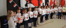Apel z okazji Święta Niepodległości - przedszkolaki prezentują recital przed rówieśnikami i nauczycielkami