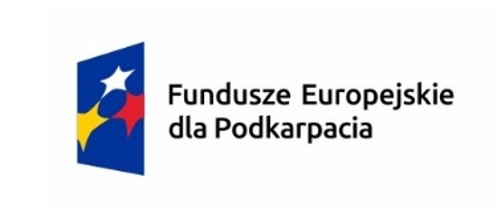 na zdjęciu cztery loga po lewej stronie niebieski prostokąt z trzema kolorowymi gwiazdkami i napisem fundusze europejskie dla podkarpacia, następnie flaga biało czerwona z napisem Rzeczypospolita polska, kolejne to niebieski prostokąt z żółtymi gwiazdkami tworzącymi okręg i napisem dofinansowane przez unię europejską ostatnie to zielone kreski i napis podkarpackie przestrzeń otwarta 