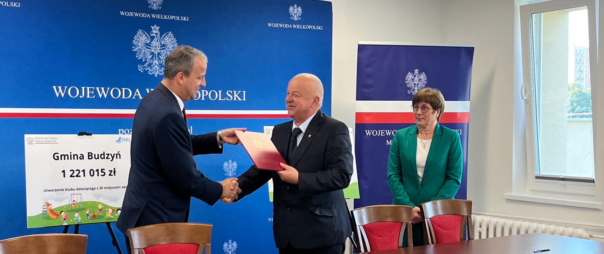 Wojewoda Wielkopolski i Burmistrz miasta i Gminy Budzyń przekazują sobie podpisaną umowę