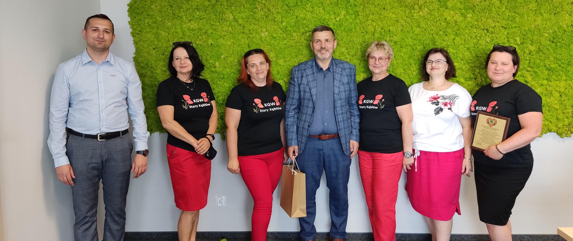 Panie KGW Stary Kębłów ze starostą i wicestarostą oraz dyrektor edukacji