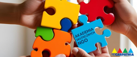 cztery kolorowe puzzle widoczne ręce, które je układają 