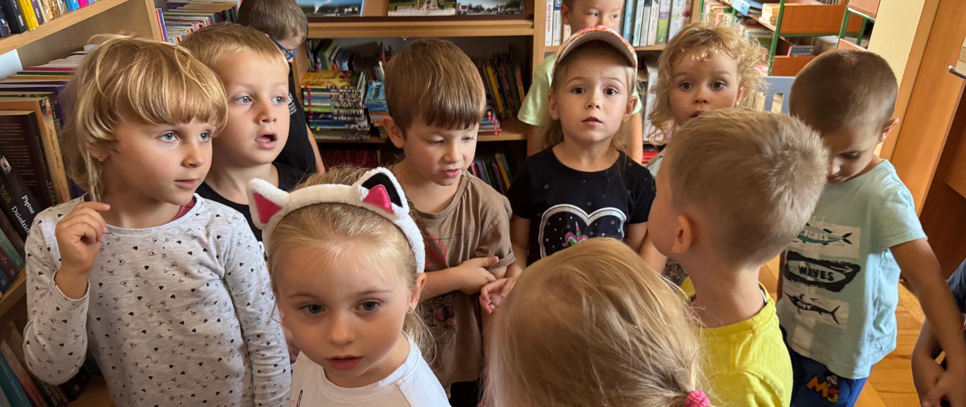 Dzieci podczas wizyty w Gminnej Bibliotece
