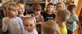 Dzieci podczas wizyty w Gminnej Bibliotece 