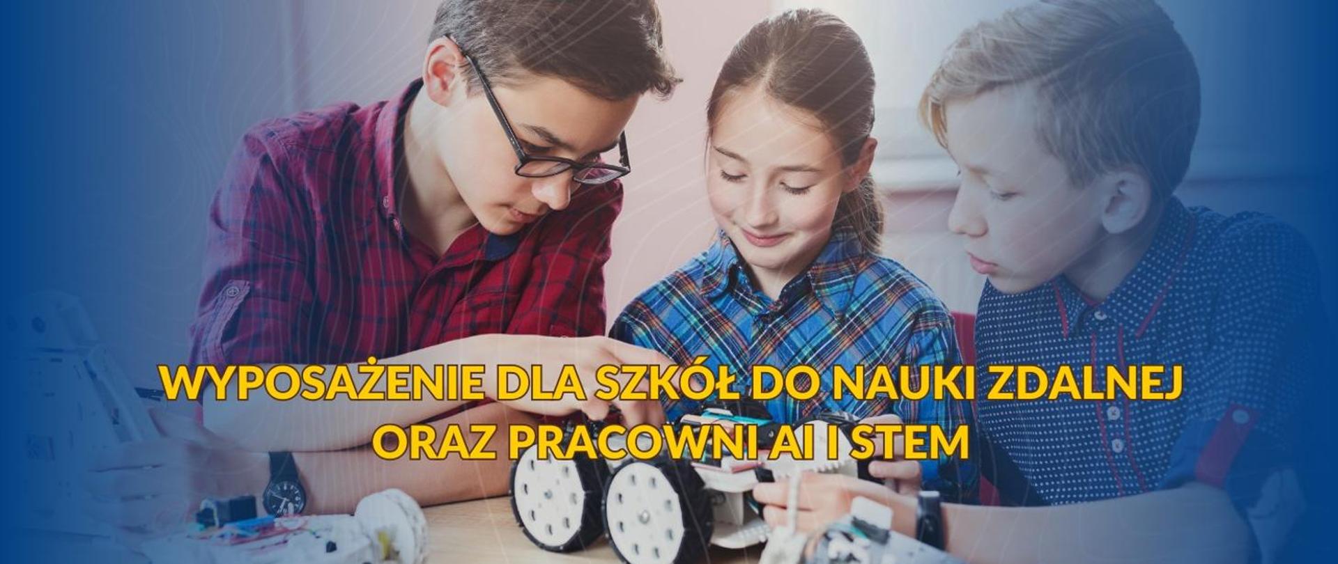 Uczniowie w pracowni sztucznej inteligencji skupieni nad robotem.