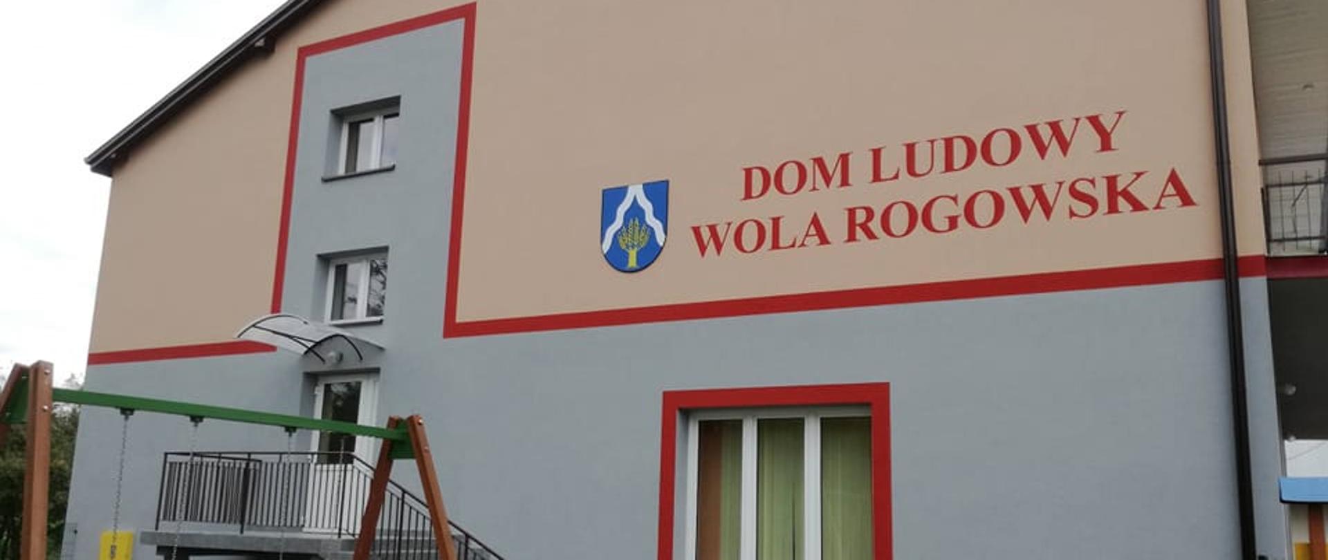 zdjęcie przedstawia boczną stronę wejścia do Domu Ludowego w Woli Rogowskiej