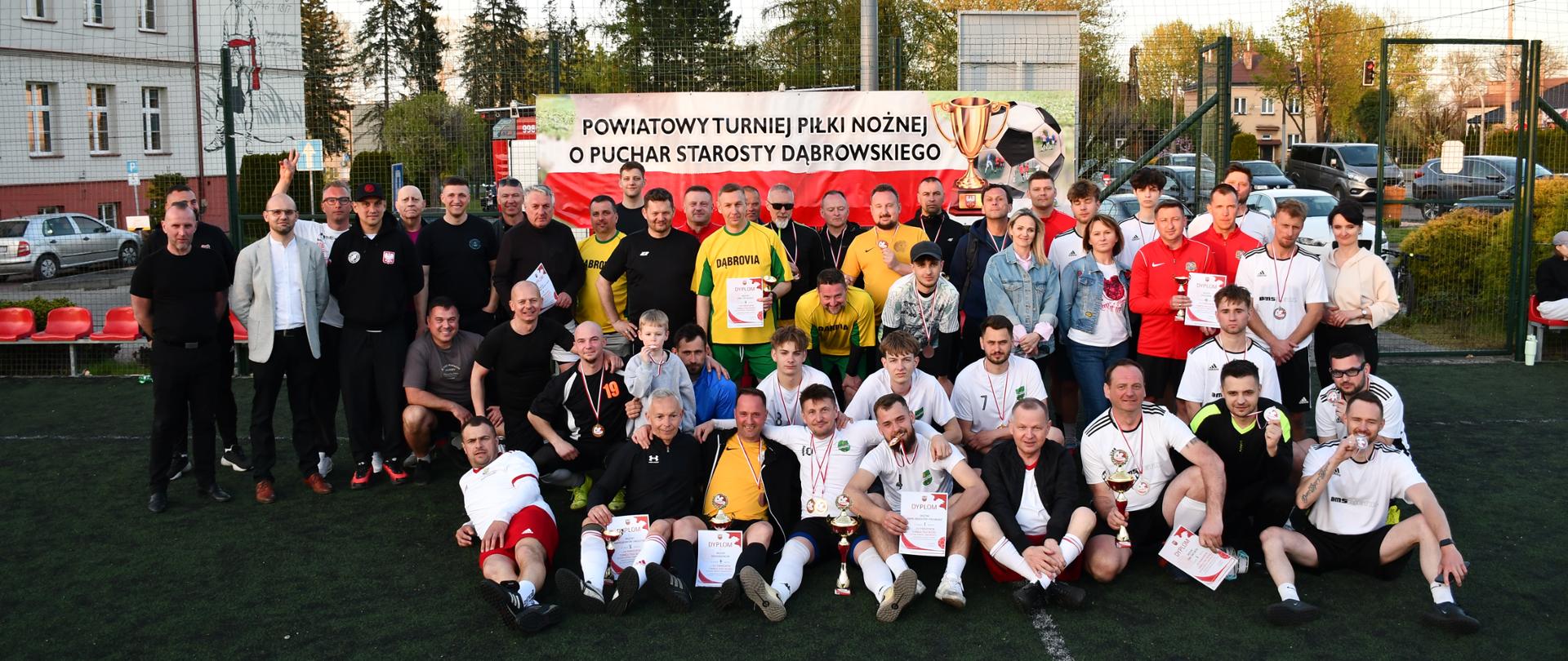 Grupowe zdjęcie zawodników oraz organizatorów turnieju