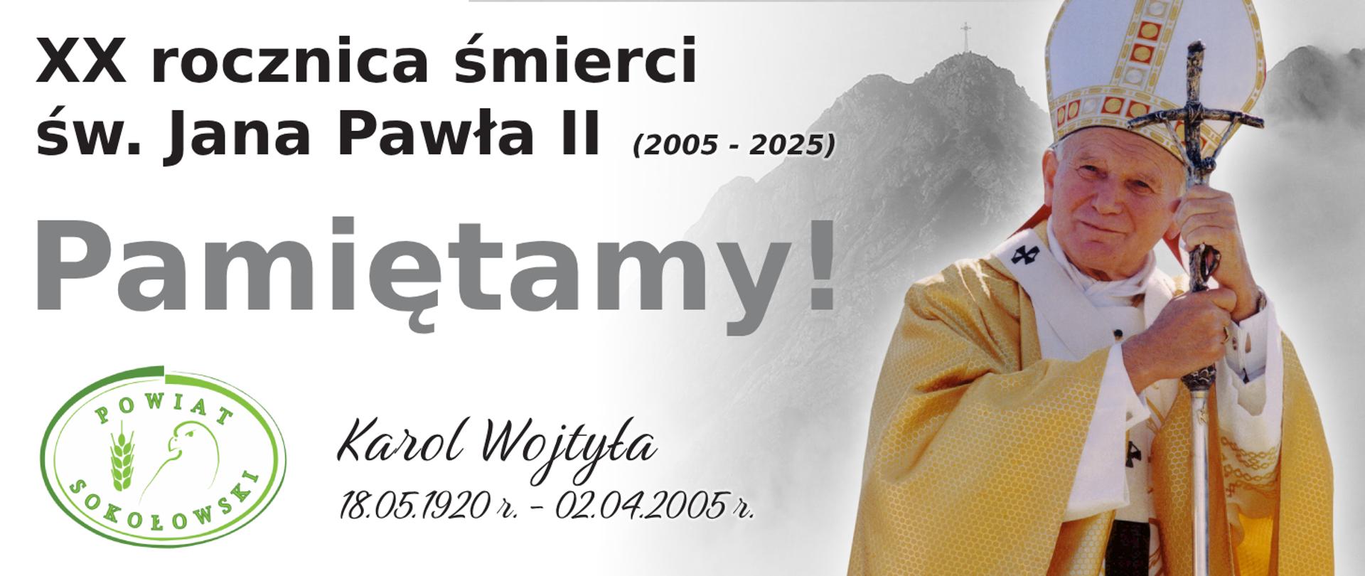 Na zdjęciu widzimy opartą o pastorał sylwetkę św. Jana Pawła II, w szatach liturgicznych. W tło wkomponowano widok na giewont, w Tatrach, które były umiłowane przez Papieża. Obok na białym tle widzimy napisy. XX rocznica śmierci Jana Pawła II (2005-2025), Pamiętam! oraz Karol Wojtyła 18.05.2020 - 02.04.2005 r. W lewym dolnym rogu logo powiatu sokołowskiego.