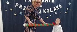 Pasowanie na przedszkolaka z udziałem dzieci i Pani Dyrektor.