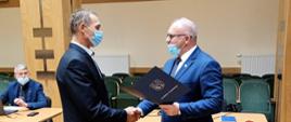 Starosta Hajnowski wręcza list gratulacyjny jednemu z laureatów 