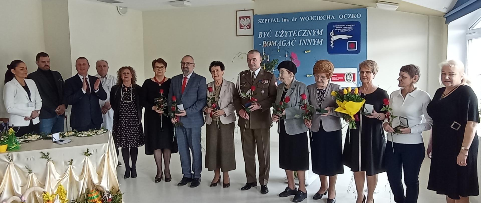 Zdjęcie grupowe osób odznaczonych Medalem "Za zasługi dla Szpitala w Przasnyszu". 