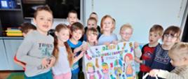 Dzieci prezentują plakat promujący dzień kolorowej skarpetki