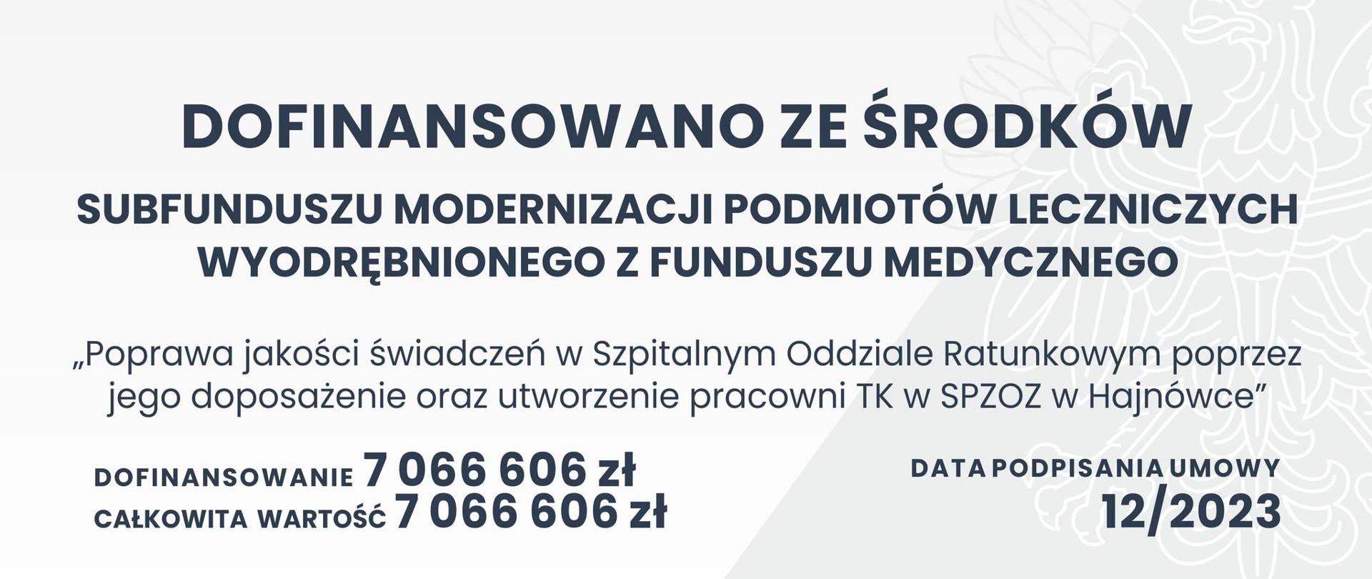 Na szarym tle u góry flaga i herb Polski, pod nimi napisy: dofinansowano ze środków subfunduszu modernizacji podmiotów leczniczych wyodrębnionego z Funduszu Medycznego. "Poprawa jakości świadczeń w Szpitalnym Oddziale Ratunkowym poprzez jego doposażenie oraz utworzenie pracowni TK w SP ZOZ w Hajnówce. Dofinansowanie: 7 066 606 zł, całkowita wartość: 7 066 606 zł, data podpisania umowy: 12/2023