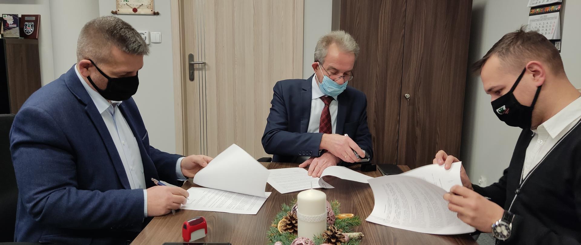 Fot. 3 Podpisanie umowy
Starosta Powiatu Garwolińskiego Mirosław Walicki, Wójt Gminy Trojanów Stanisław Kostyra oraz Wicestarosta Powiatu Garwolińskiego Marek Ziędalski.