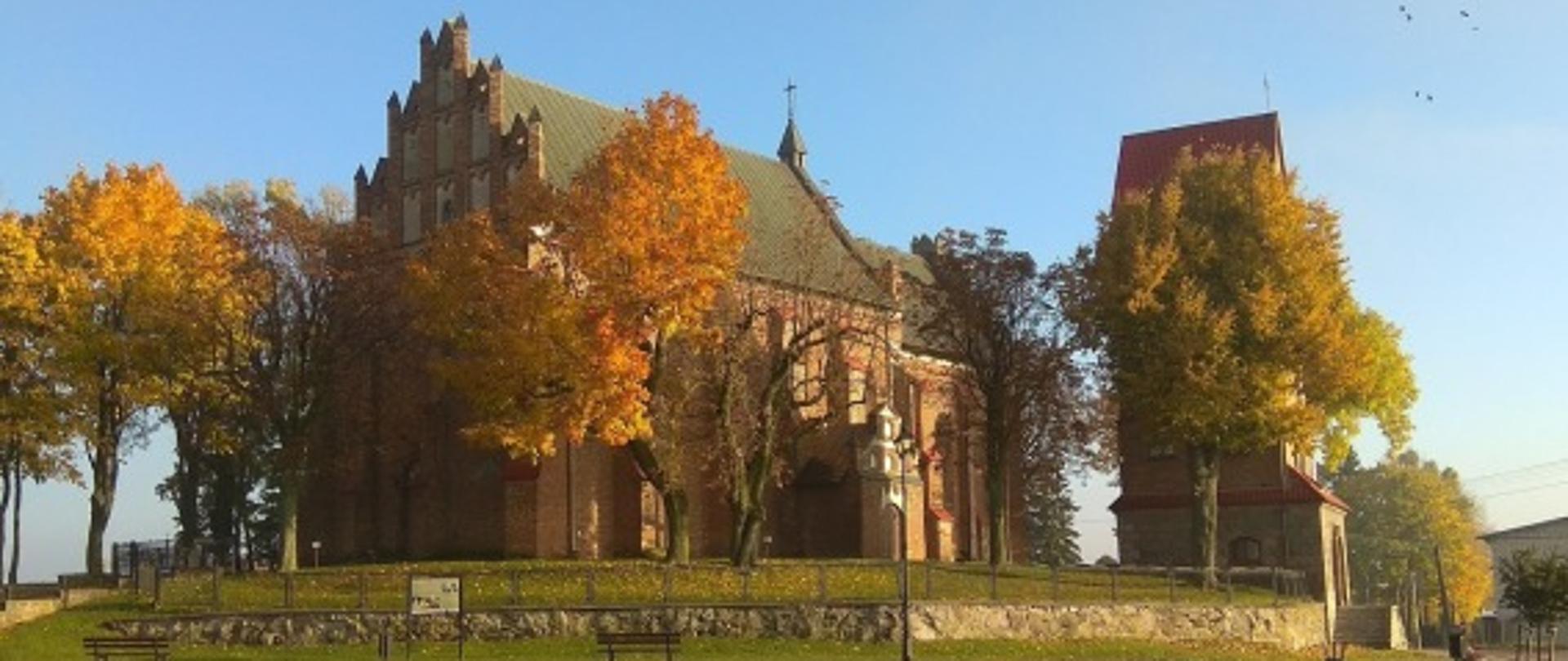 Zdjęcie przedstawia widok na kościół Parafii Rzymskokatolickiej pw. Św. Stanisława Biskupa Męczennika w Czernicach Borowych.
