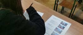 Uczennica w trakcie rozwiązywania testu