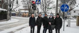 Budowa pełnej sygnalizacji świetlnej wraz doświetleniem przejść dla pieszych na skrzyżowaniu ul. Armii Krajowej w Pruszkowie i ul. Pęcickiej w Pęcicach oraz ul. Ireny w Pruszkowie i Komorowie - Osiedle oraz ul. Kwiatów Polnych w Pęcicach