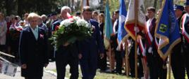 Poszczególne delegacje składają kwiaty - delegacja przedstawicieli Miasta Hajnówka