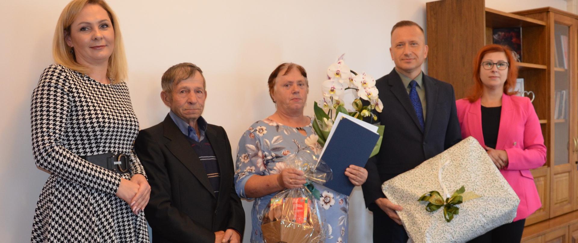 Pamiątkowe zdjęcie z rodziną Jubilatki