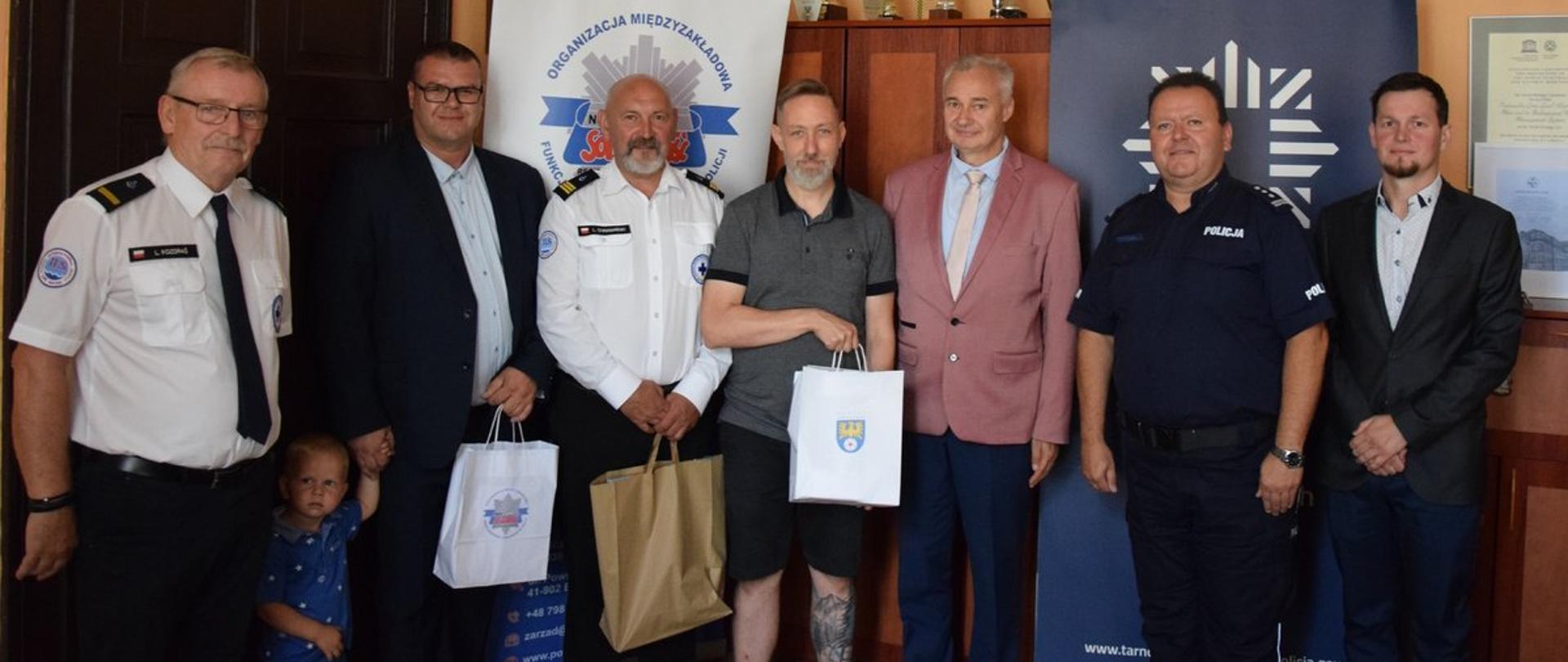 Pan Robert w towarzystwie osób, które podziękowały mu za bohaterską akcję ratowniczą