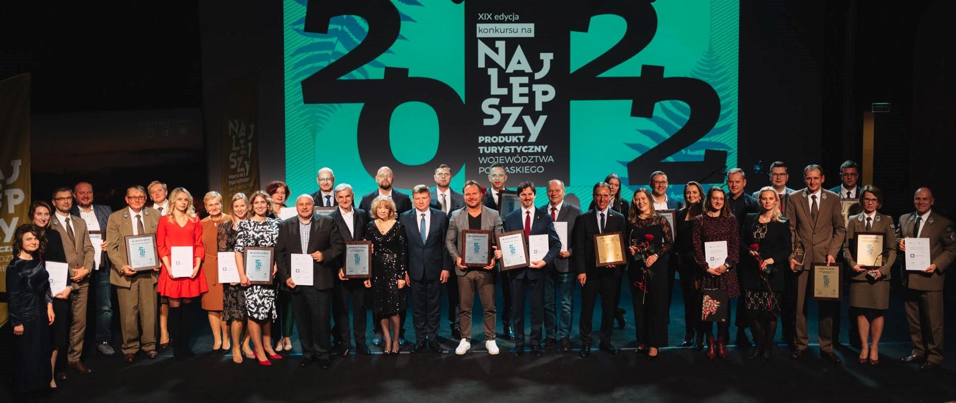 Podsumowanie konkursu na Najlepszy Produkt Turystyczny Województwa Podlaskiego - zdjęcie wspólne laureatów w Opera I Filharmonia Podlaska W Białymstoku.
