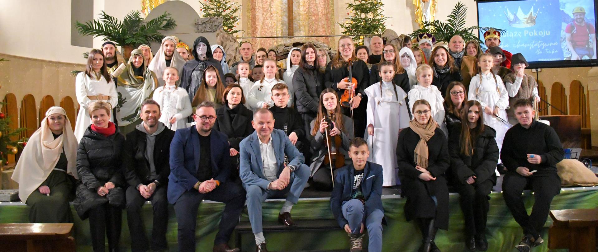 Amatorska Grupa Teatralna AGT wraz z organizatorami