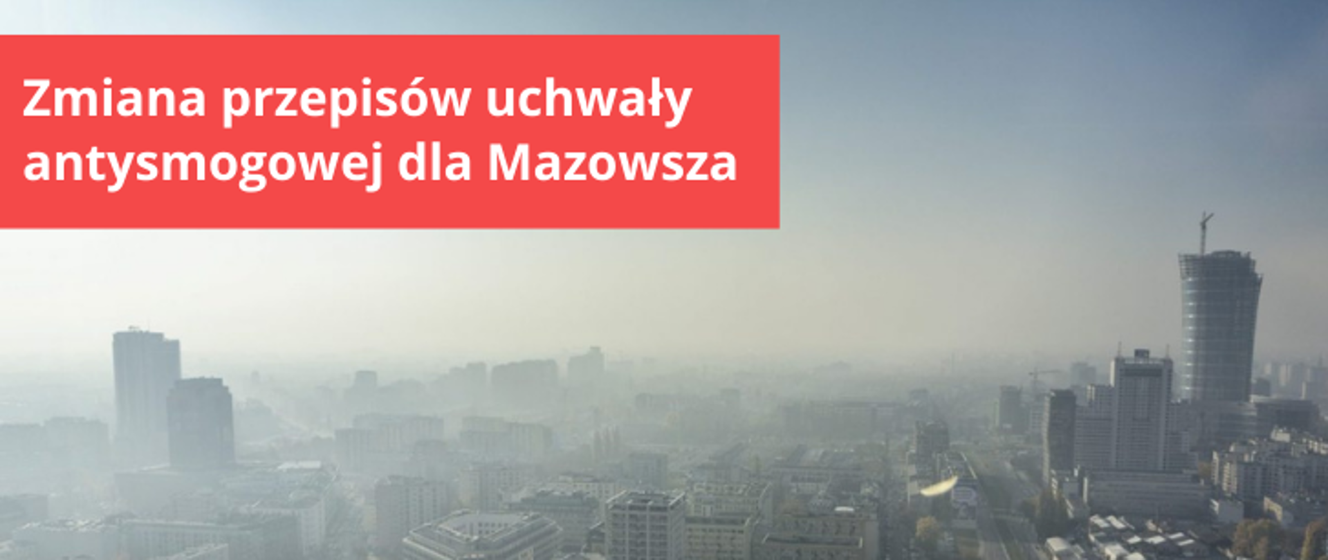 Zdjęcie informujące o zmianie przepisów uchwały antysmogowej dla Mazowsza. Grafika przedstawia panoramę Warszawy, nad którą unosi się smog. W lewym górnym rogu na czerwonym tle biały napis o treści: "Zmiana przepisów uchwały antysmogowej dla Mazowsza".