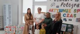 Laureaci konkursu fotograficznego wraz z Paniami Nauczycielkami pozują do zdjęcia