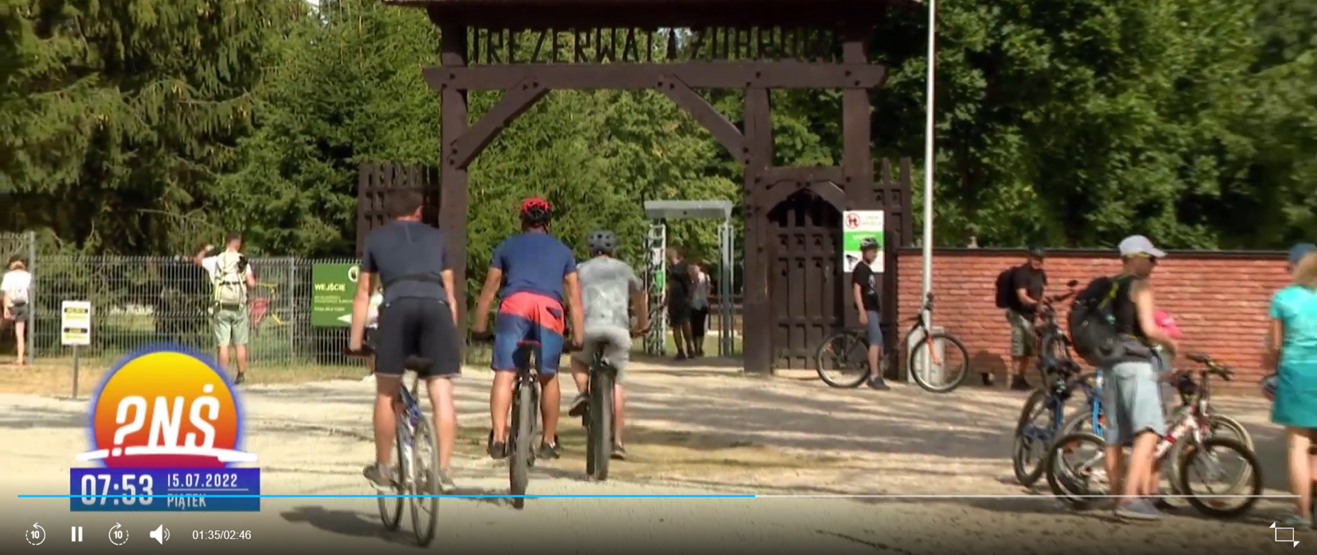 Kadr z Pytania na Śniadanie -rowerzyści wjeżdżają do Rezerwatu Pokazowego Żubrów