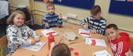 Dzieci malują flagi Polski
