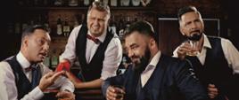 W centrum plakatu zdjęcie członków kabaretu, u góry i dołu informacje organizacyjne, zawarte w artykule