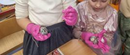 Przedszkolaki w trakcie warsztatów robienia kul dla ptaków 