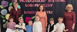 Nauczycielki, Dyrekcja i nagrodzone dzieci pozują do zdjęcia