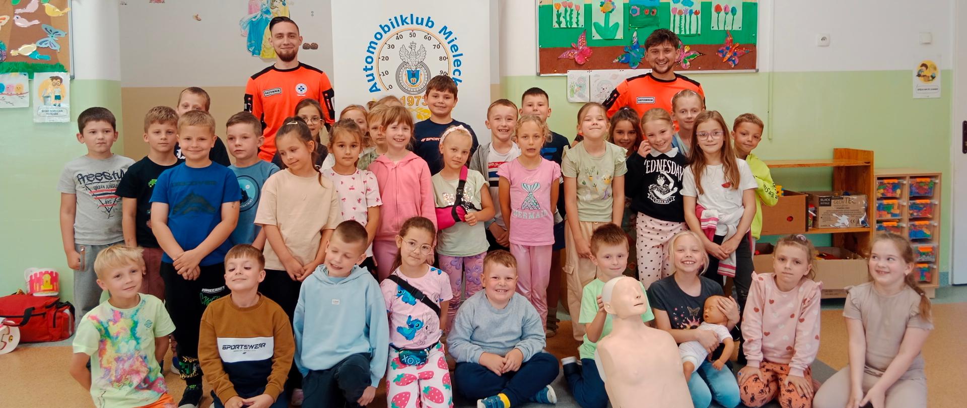 Uczniowie klas 1 A i 1 B z ratownikami.