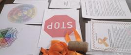 Zajęcia dotyczące zagadnienia przemocy - na stole leżą materiały informacyjne