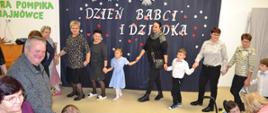 Dzieci wraz z zaproszonymi dziadkami w trakcie wspólnego tańca