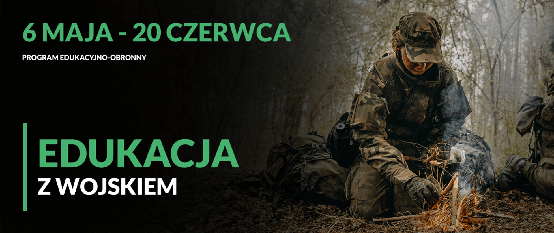Zdjęcie przedstawia żołnierza w mundurze, rozpalającego ognisko w lesie.