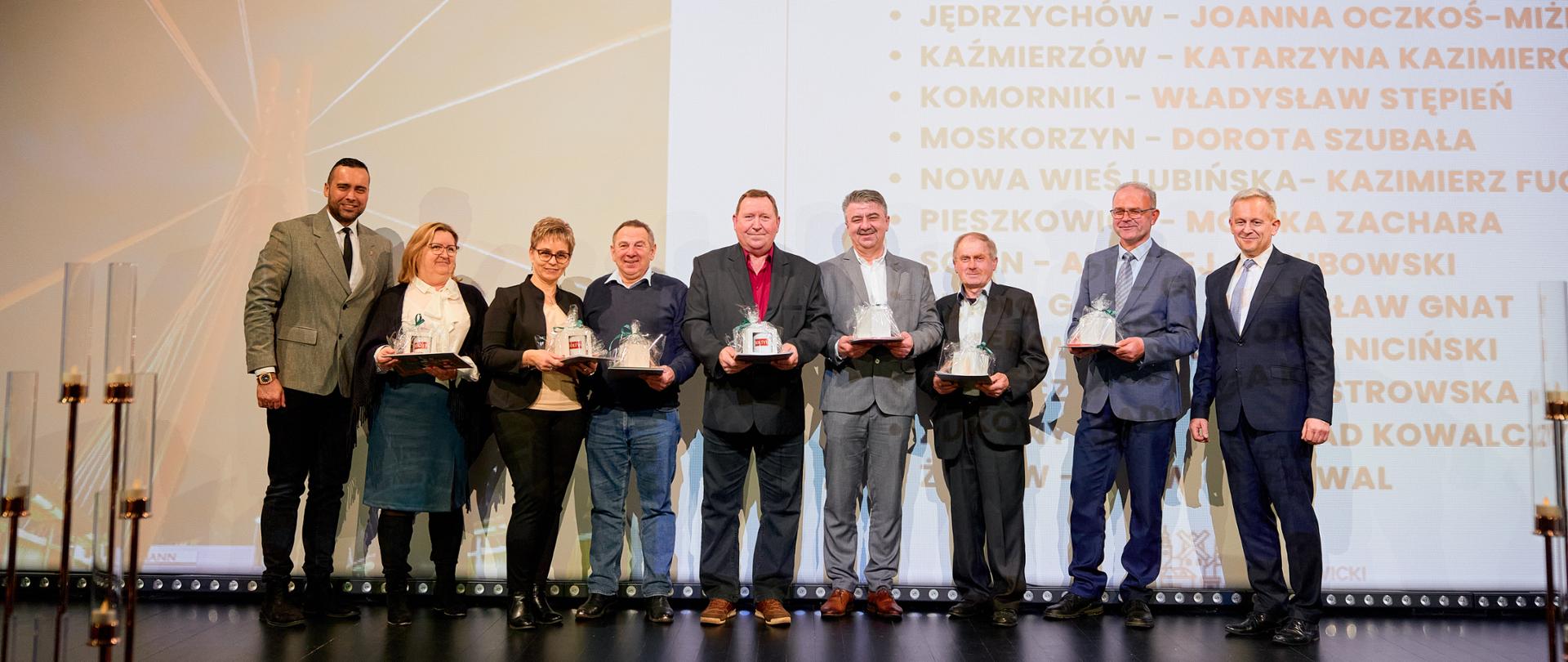 sołtysi z gminy Polkowice stoją na scenie wraz z władzami powiatu polkowickiego 