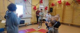 Podczas ćwiczeń - dzieci otaczają pedagog prowadzącą zajęcia