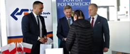 Starosta Polkowicki wręcza nagrodę w konkursie i gratuluje