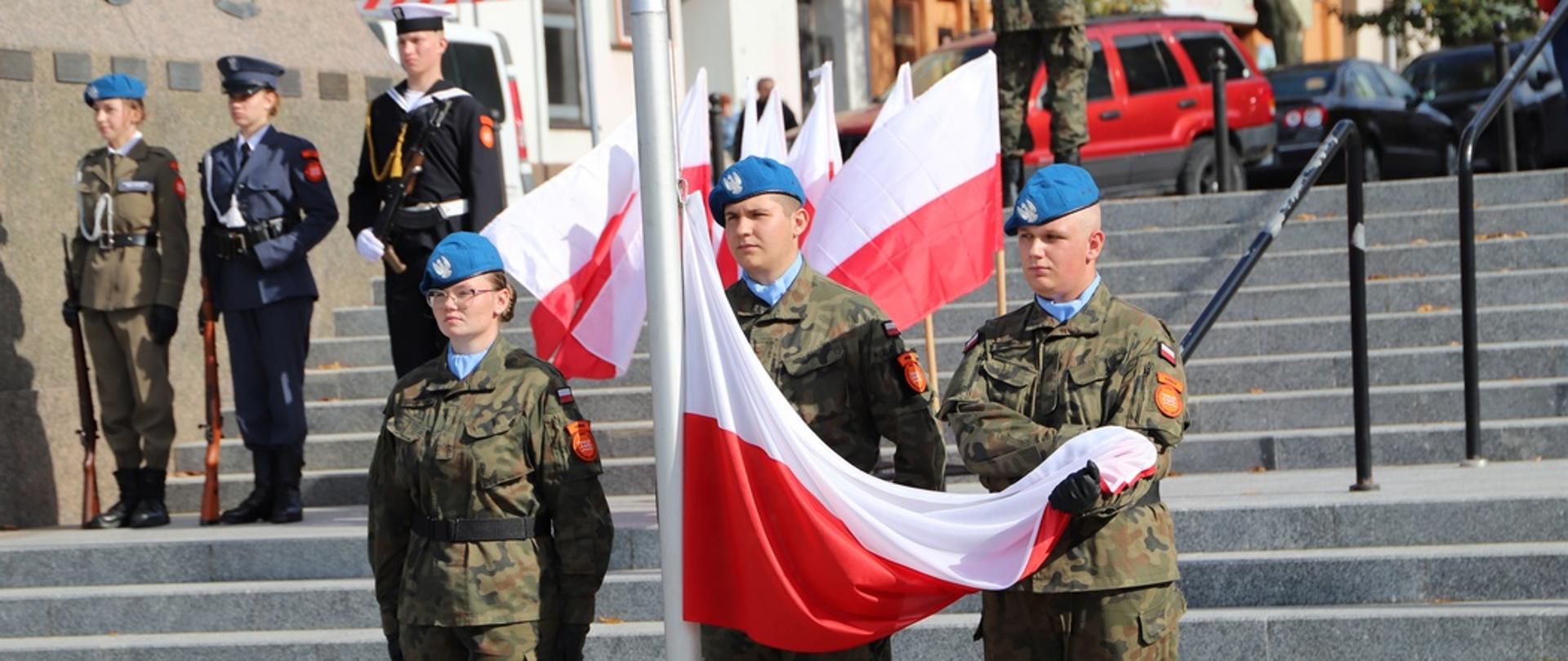 Ślubowanie uczniów klas mundurowych szkół doskonalenia zawodowego z Końskich, Kielc i Jędrzejowa