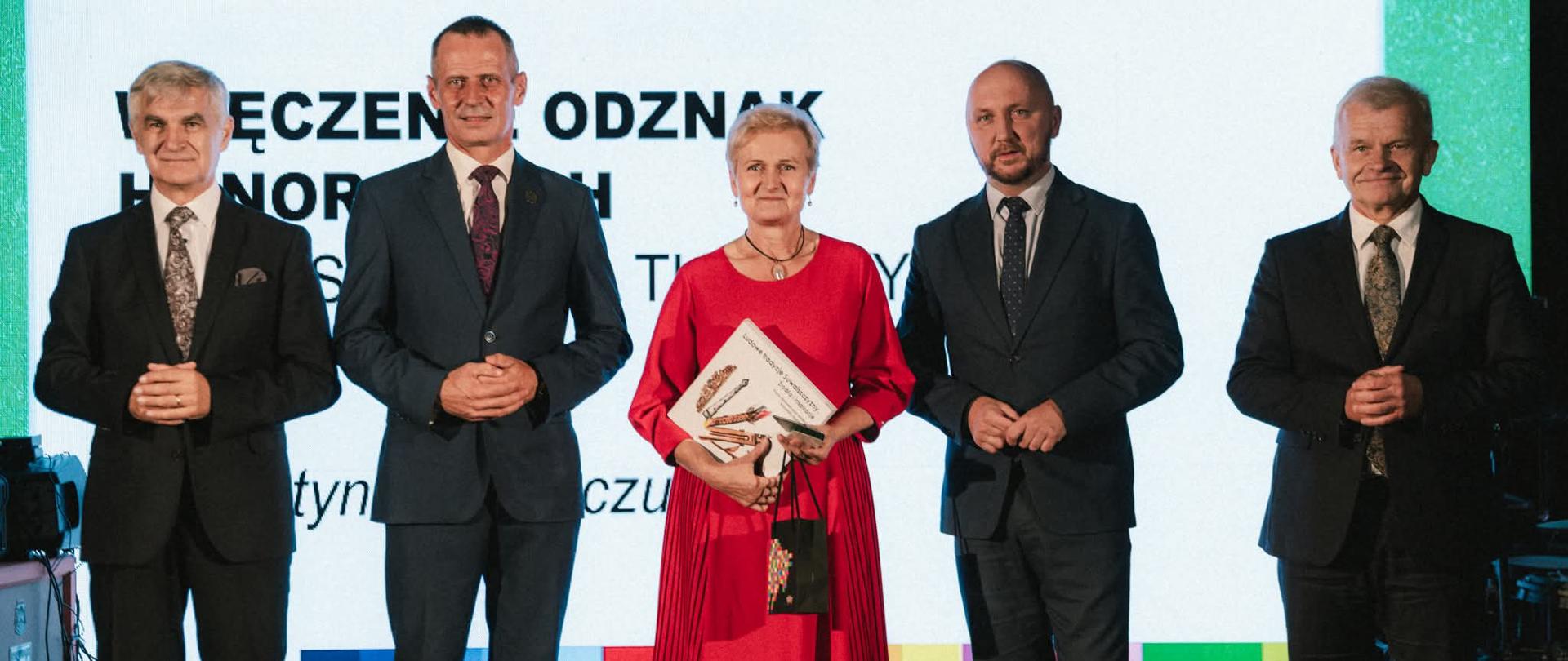 Na scenie nagrodzeni odznaką, w tym Walentyna Pietroczuk, Naczelnik Wydziału Promocji i Rozwoju