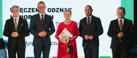 Na scenie nagrodzeni odznaką, w tym Walentyna Pietroczuk, Naczelnik Wydziału Promocji i Rozwoju