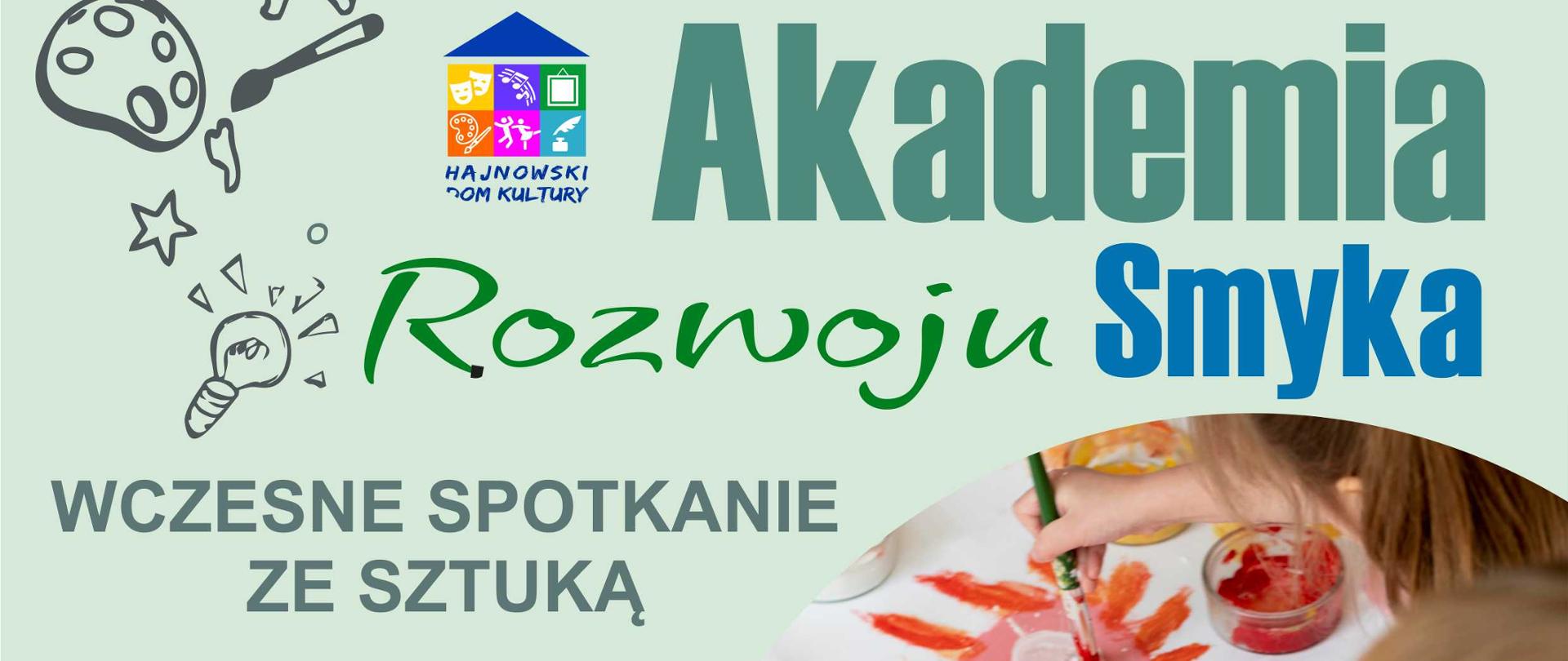Na plakacie zdjęcie dziecka w trakcie warsztatów artystycznych, obok informacje organizacyjne, zawarte w artykule