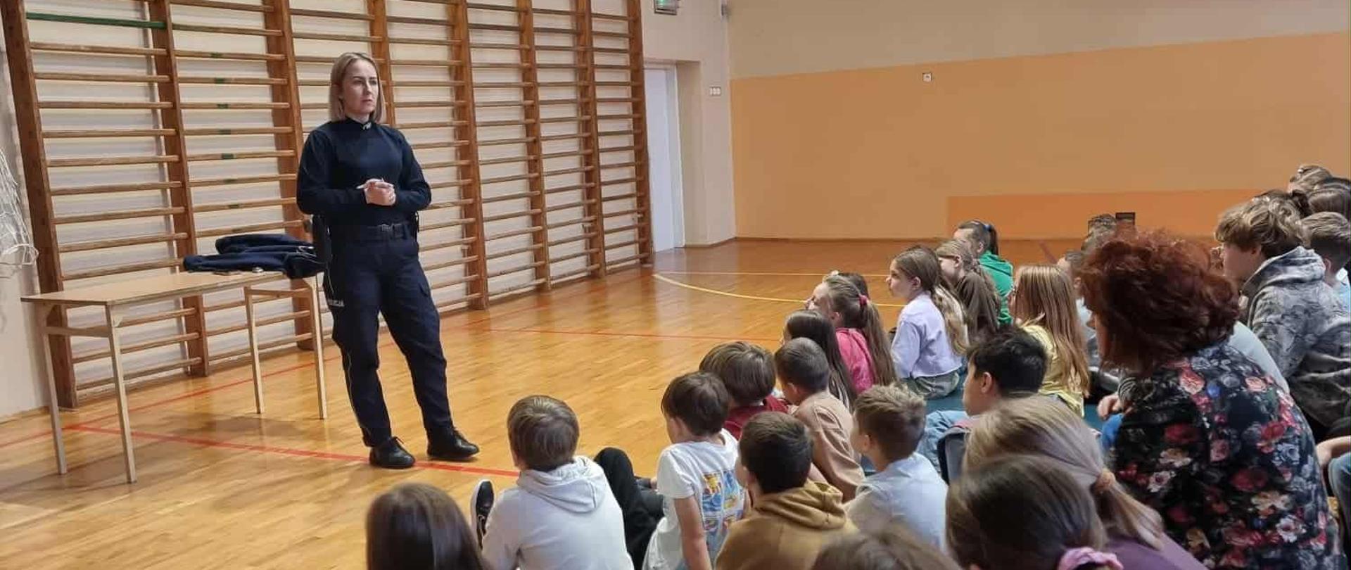 Pani Policjantka w trakcie prelekcji