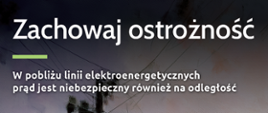 Plakat ostrzegawczy: czerwony traktor stoi pod liniami energetycznymi. Napis „Zachowaj ostrożność” oraz ostrzeżenie, że prąd jest niebezpieczny także na odległość.